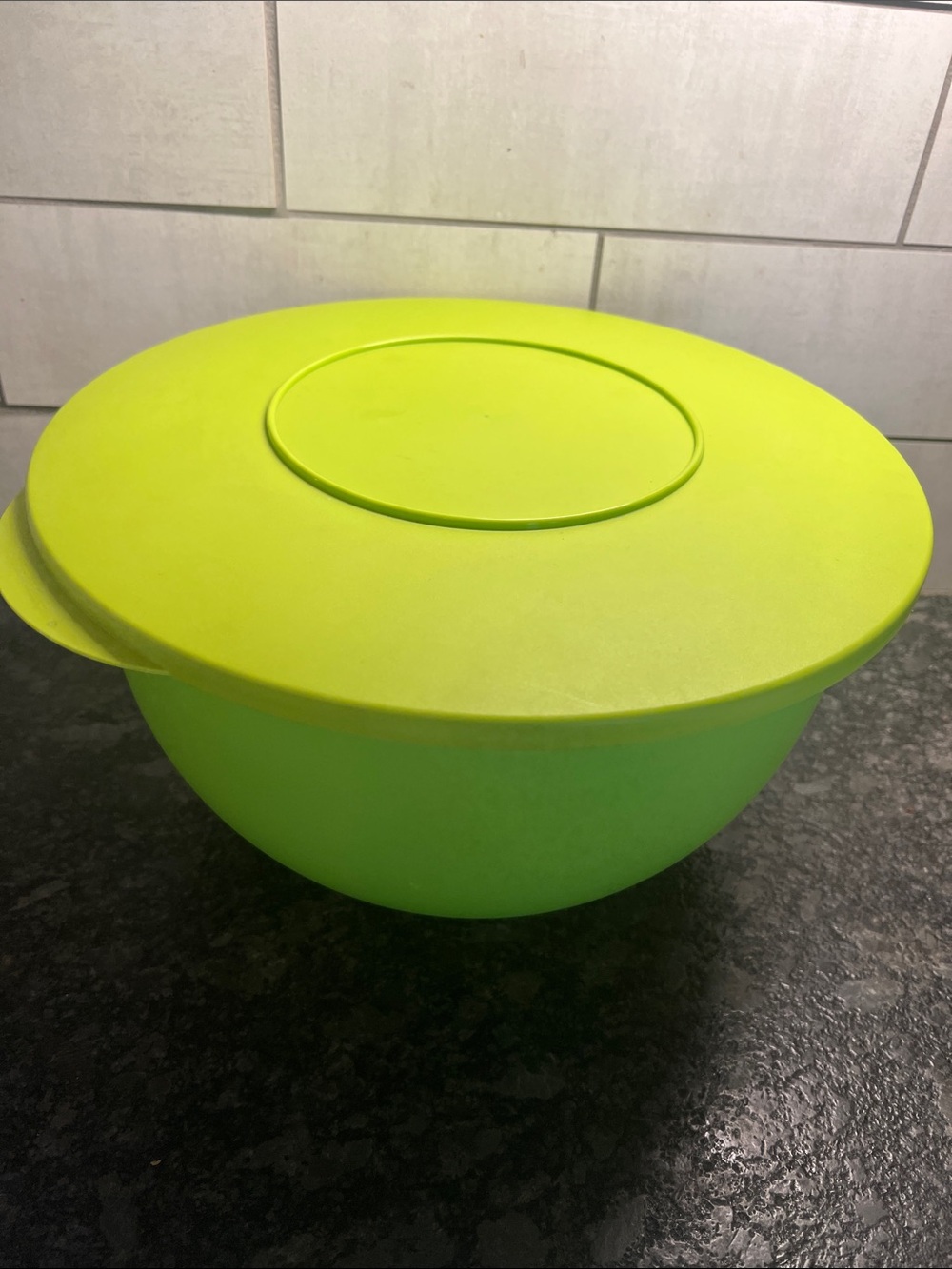 32cup TUPPERWARE IMPRESSIONS Lime Green Mixing Bowl with Lid. Exc condition
